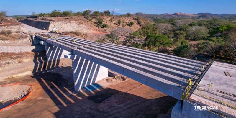 Avanza La Edificaci N Del Puente De Metros De Longitud Sobre El R O